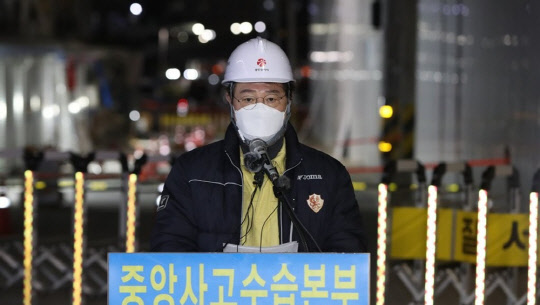 지난 8일 광주 서구 화정아이파크 붕괴사고 현장 초입에서 이용섭 광주시장이 실종자 구조 종료 언론브리핑을 하고 있다. <연합뉴스>